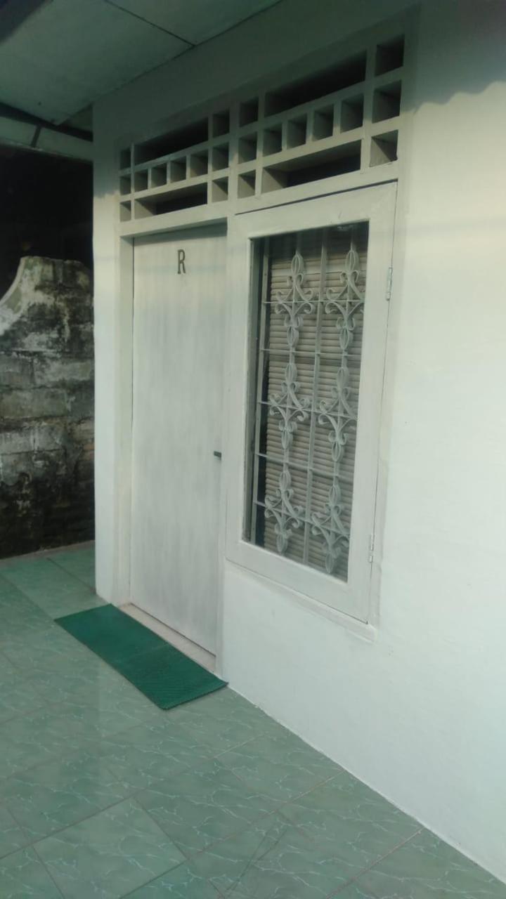 Kos Omah Yanto 19 Guest House Jakarta Exterior foto